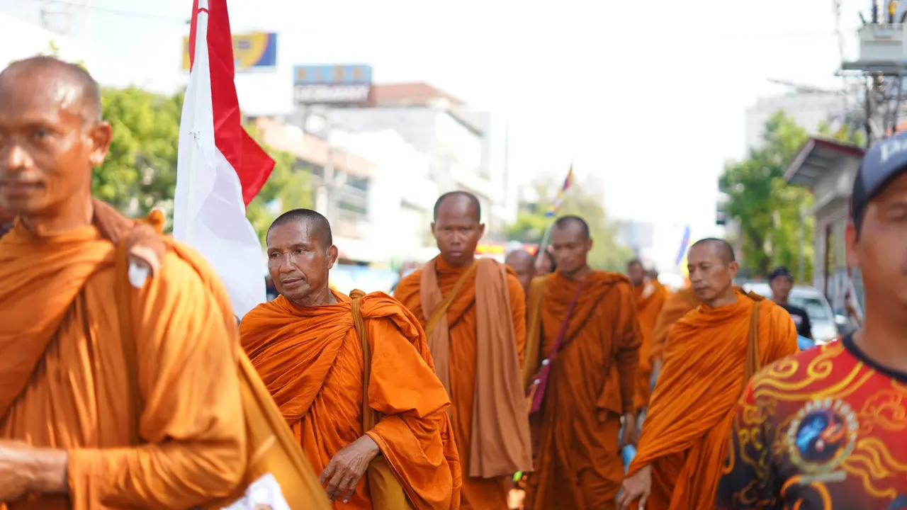 Bikkhu Tudong Tiba di Candi Borobudur, Peserta Waisak dan Wisatawan Diminta Berbaju Putih