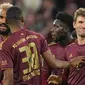 Pemain Bayern Munchen Thomas Mueller (kanan) merayakan usai mencetak gol ke gawang Bayer Leverkusen pada pertandingan sepak bola Bundesliga di Allianz Arena, Munich, Jerman, 30 September 2022. Bayern Munchen menang 4-0. (AP Photo/Matthias Schrader)