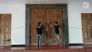 Petugas memasang garis polisi usai penyerangan di Gereja St Lidwina Bedog, Sleman, Yogyakarta, Minggu (11/2). Terduga pelaku telah berhasil dilumpuhkan polisi. (Liputan6.com/Arya Manggala)