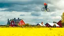 Martin Soederstroem terbang bersama sepedanya di atas Imagination Park, Swedia pada 14 Juli 2016. Aksi Martin semakin terlihat ciamik dengan latar taman bunga berwarna kuning. (REUTERS)