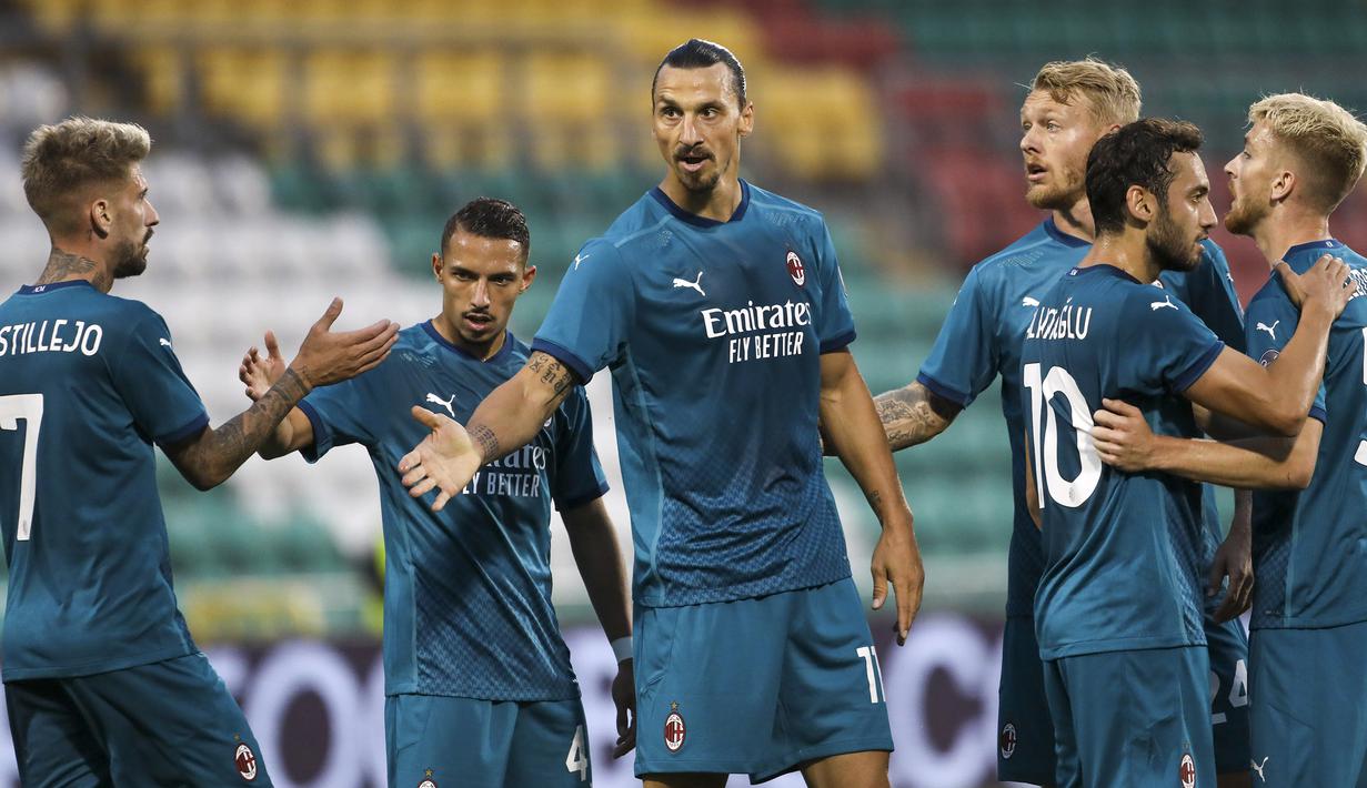 Pemain AC Milan merayakan gol yang dicetak Zlatan Ibrahimovic ke gawang Shamrock Rovers pada laga babak kualifikasi Luga Europa 2020/2021 di Tallaght Stadium, Jumat (18/9/2020) dini hari WIB. AC Milan menang 2-0 atas Shamrock Rovers. (AP Photo/Peter Morgan)