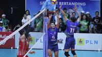 Setter Jakarta Pertamina Pertamax Fadilla Rahmatullah Muharram memberikan umpan kepada middle blocker&nbsp;I Made Vandim Sanjaya Putra pada pertandingan seri kedua PLN Mobile Proliga 2023 melawan Palembang Bank SumselBabel di GOR Satria Purwokerto, Minggu, 15 Januari 2023. (foto: PBVSI)