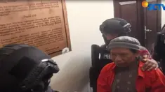 Sebelumnya, terdakwa kasus bom Thamrin Aman Abdurahman memasuki ruang sidang utama dengan pengawalan ketat anggota kepolisian.