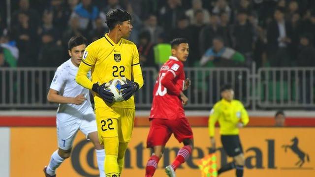 Aksi Daffa Fasya saat Timnas Indonesia U-20 berduel lawan Uzbekistan U-20 di laga terakhir Grup A Piala Asia U-20 2023 di Istiqlol Stadium, Selasa (07/03/2023) malam WIB. (c) Dok. AFC