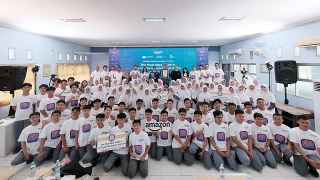 2.600 siswa dan guru di Jawa Barat bersama Amazon berhasil memecahkan Guinness World Records dalam menciptakan lebih dari 10.821 aplikasi Gen AI. Credit: Amazon