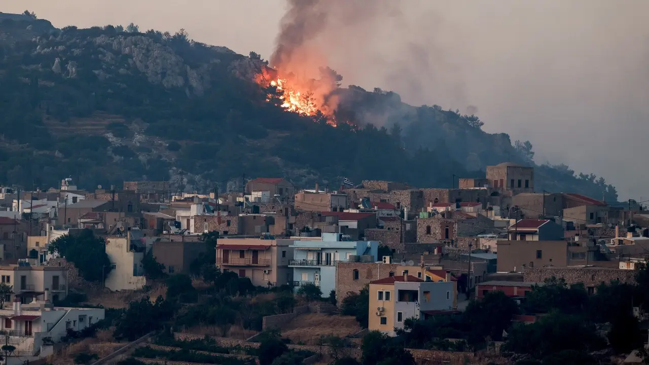Kebakaran hutan yang bergerak menuju desa Agios Georgios di pulau Chios, Yunani, pada 23 Juni 2025. (Dimitris Tosidis / AFP)
