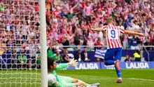 Alexander Sorloth, penyerang Atletico Madrid, merayakan gol keduanya ke gawang Real Madrid yang dijaga Thibaut Courtois dalam laga La Liga di Stadion Metropolitano - AP Photo/Manu Fernandez