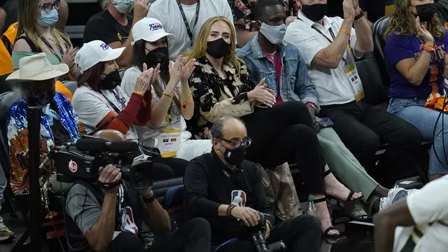 Adele dan Rich Paul (berjaket denim). (AP Photo/Ross D. Franklin)