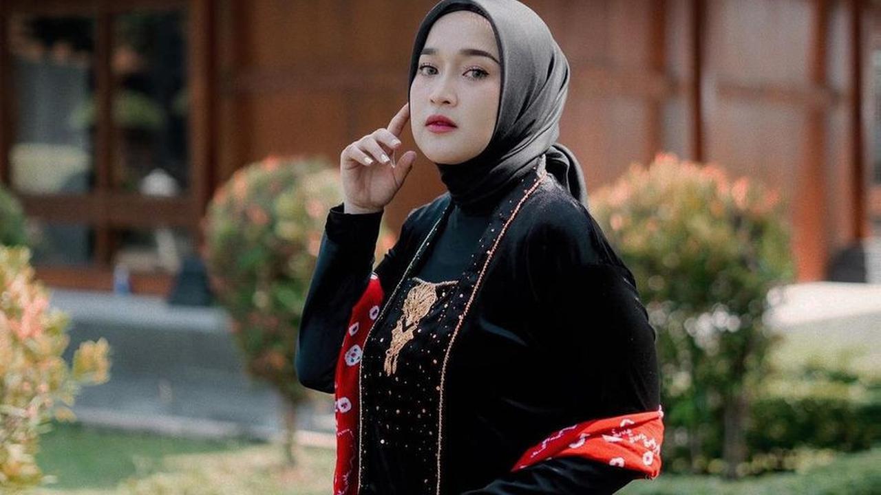 Didoakan Netizen Bahagia, 6 Gaya Pemotretan Ririe Fairus Saat Pakai Kebaya Kutu Baru