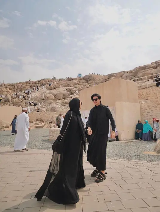 Sementara Rey tampil mengenakan thawb warna hitam dipadukan dengan puff vest warna senada. (Instagram/dindahw).