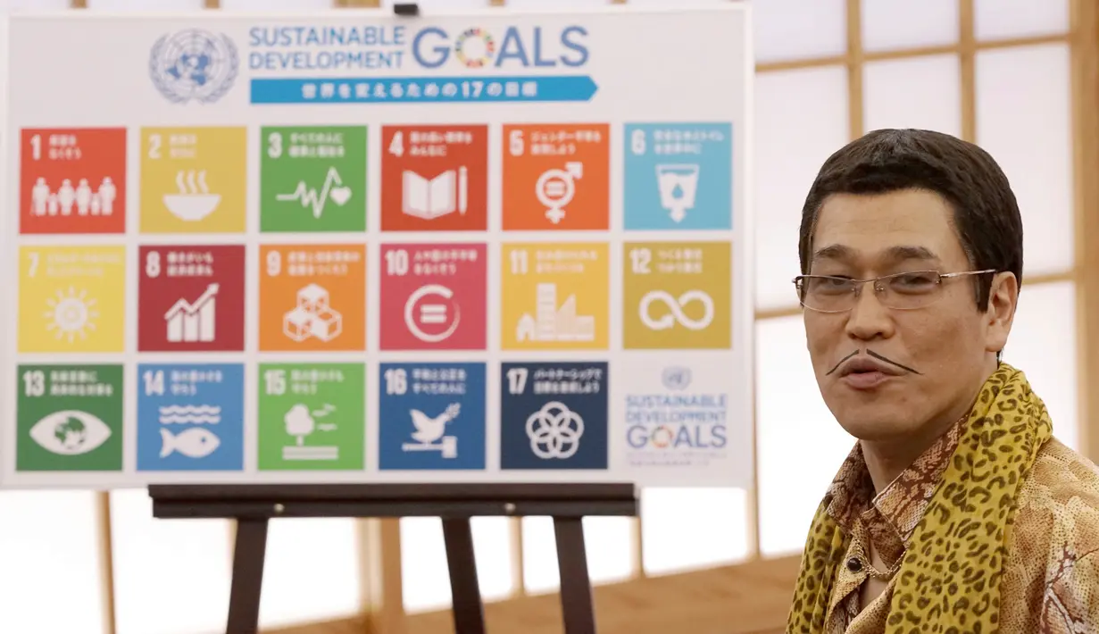 Pikotaro berpose di depan papan pembangunan berkelanjutan atau SDG di Kementrian, Tokyo, Rabu (12/7).  Rencana aksi PBB ini bertujuan untuk melawan kemiskinan, perubahan iklim dan tantangan global lainnya. (AP/Eugene Hoshiko)