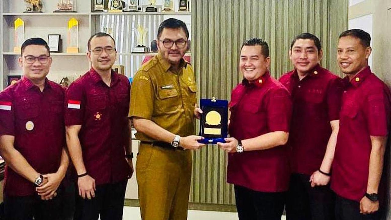 Kepala Kantor Imigrasi Kelas I Bekasi Uckhy Adhitya berkunjung ke Dinas Penanaman Modal dan Pelayanan Terpadu Satu Pintu (DPMPTSP) Kota Bekasi pada Selasa (9/7) (Istimewa)