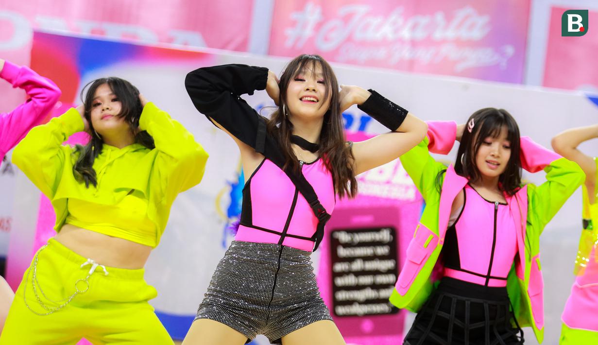 Penampilan tim tari Global Multimedia School saat laga DBL 2023/2024 Seri Jakarta Utara dan Jakarta Pusat antara SMAN 45 Jakarta melawan Global Multimedia School di GOR Cempaka Putih, Jakarta Pusat, Minggu (13/08/2023). (Bola.com/Bagaskara Lazuardi)