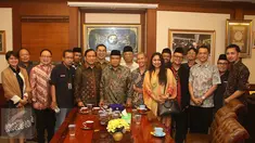 Direktur Utama Indosiar Imam Sudjarwo, Corporate Secretary Gilang Iskandar, Pemimpin Redaksi Liputan6.com Mohamad Teguh berfoto bersama dengan Ketua Umum PBNU Said Aqil Siradj di kantor PBNU Jakarta, Senin (17/4). (Liputan6.com/Angga Yuniar)