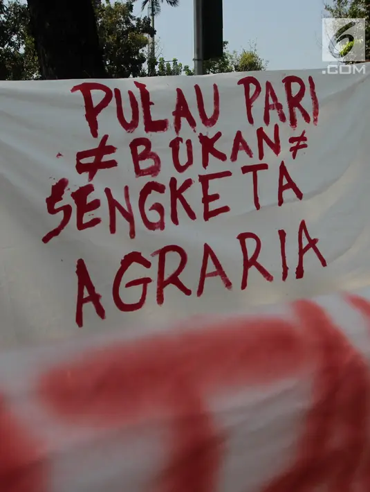 Sejumlah warga Pulau Pari, Kepulauan Seribu membentangkan spanduk saat menggelar aksi di depan Balai Kota DKI Jakarta, Senin (30/4). Mereka berorasi  sambil membawa beragam spanduk dan poster berisikan tuntutan. (Liputan6.com/Arya Manggala)