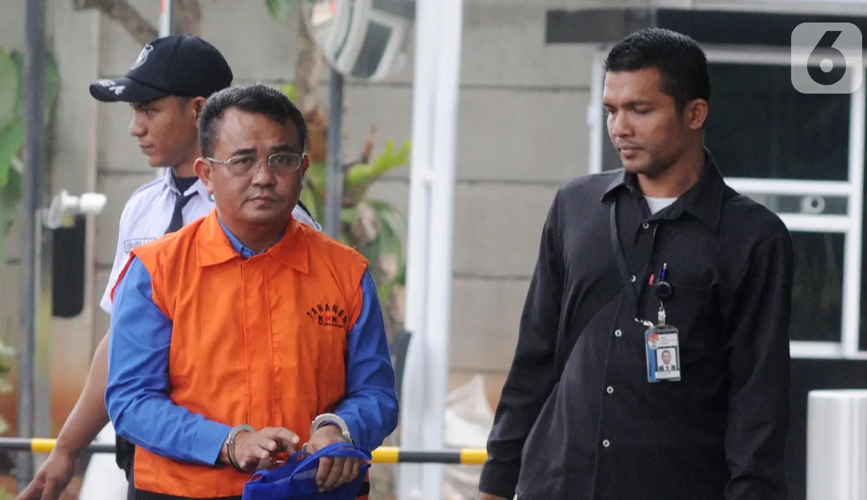 Bupati nonaktif Bengkayang Suryadman Gidot (kiri) tiba di Gedung KPK, Jakarta, Selasa (15/10/2019). Suryadman menjalani pemeriksaan lanjutan penyidik KPK sebagai tersangka untuk melengkapai berkas terkait dugaan menerima suap dalam proyek di lingkungan Kabupaten Bengkayang. (merdeka.com/Dwi Narwoko)