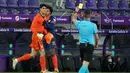 Kiper Sevilla, Yassine Bounou Bono (kiri) menerima kartu kuning dari wasit Adrian Cordero saat menghadapi Real Valladolid dalam laga lanjutan Liga Spanyol 2020/2021 pekan ke-28 di Jose Zorrilla Stadium, Valladolid, Sabtu (20/3/2021). Sevilla bermain imbang 1-1 dengan Valladolid. (AFP/Cesar Manso)