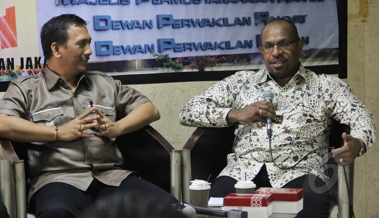 Gede Pasek Suarkina (kiri) dan Hironimus Hilapok saat menghadiri dialog 'Politik Etis Ala Jokowi: Ketika Relawan Kebagian Jatah" Jakarta, Selasa (1/4/2015). Narasumber berpendapat  jatah jabatan untuk relawan adalah hal wajar (Liputan6.com/Helmi Afandi)