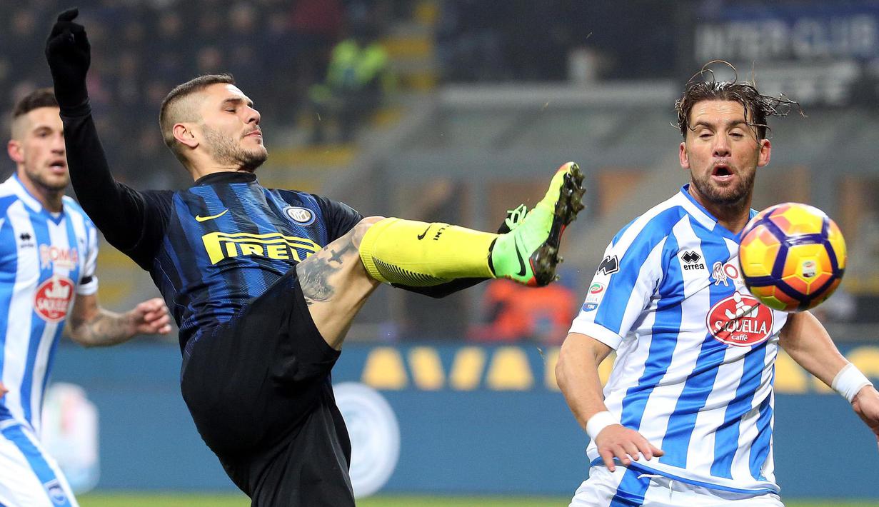 Pemain Inter, Mauro Icardi (kiri) bersaing menempati peringkat pertama pencetak gol terbanyak Serie A Italia, hingga pekan ke-22 Mauro Icardi telah mengoleksi 15 gol. (EPA/Matteo Bazzi)