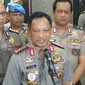 Kapolri menyematkan sebuah pin yang menandakan jaminan keamanan selama masa pencoblosan Pilkada DKI 2017 berlangsung. (Liputan6.com/Nanda Perdana Putra)