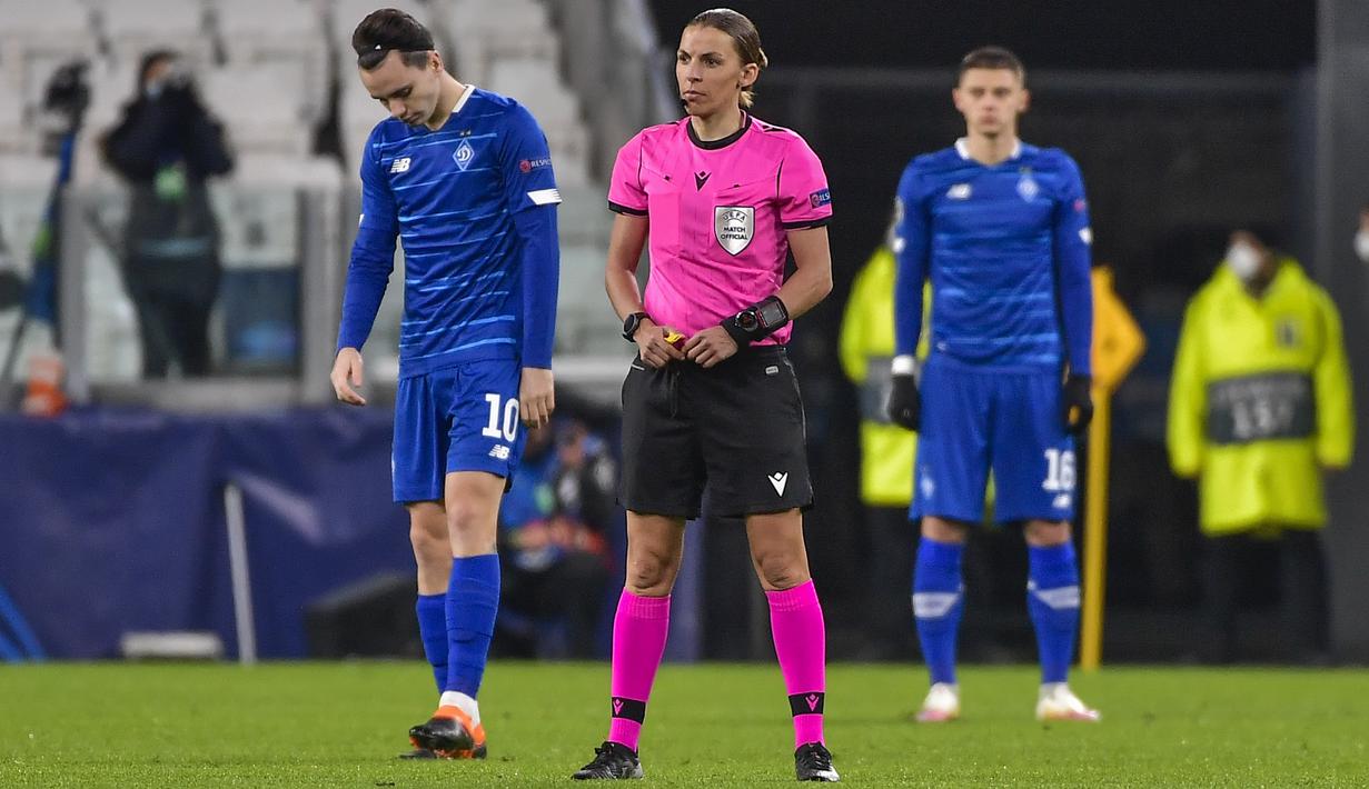 Wasit Prancis, Stephanie Frappart berdiri di lapangan selama Liga Champions, grup G antara Juventus dan Dinamo Kiev di Allianz Stadium, Kamis (3/12/2020) dinihari WIB. Frappart menjadi wasit perempuan pertama yang memimpin pertandingan Liga Champions men’s team. (Marco Alpozzi/LaPresse via AP)