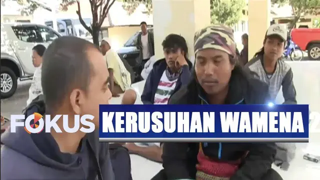 Puluhan pengungsi ini tiba setelah diangkut oleh pesawat hercules milik TNI yang mendarat di Semarang.