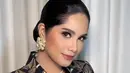 Disempurnakan dengan deretan perhiasan seperti anting hingga kalung mutiara. [@barry_irawan].