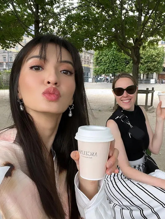 Ia nampak santai menikmati cuaca cerah Paris dengan set linen yang mirip dengan baju tidur [@ralineshah]