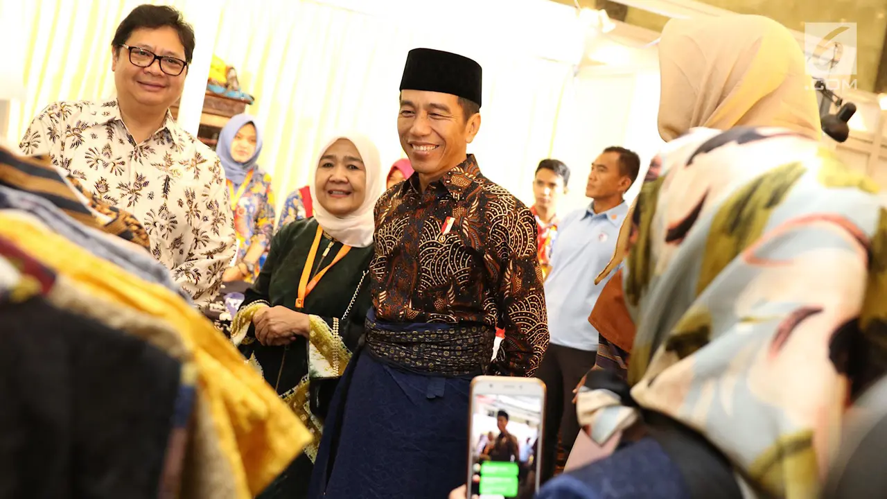 Pakai Sarung dan Peci, Jokowi Buka Muslim Fashion Festival 2018
