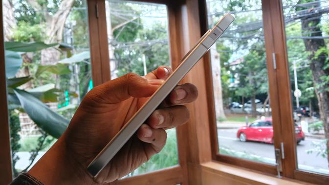 Potret tampak sisi kiri iQOO 15 (Liputan6.com/Arief Ferdian Maulana)