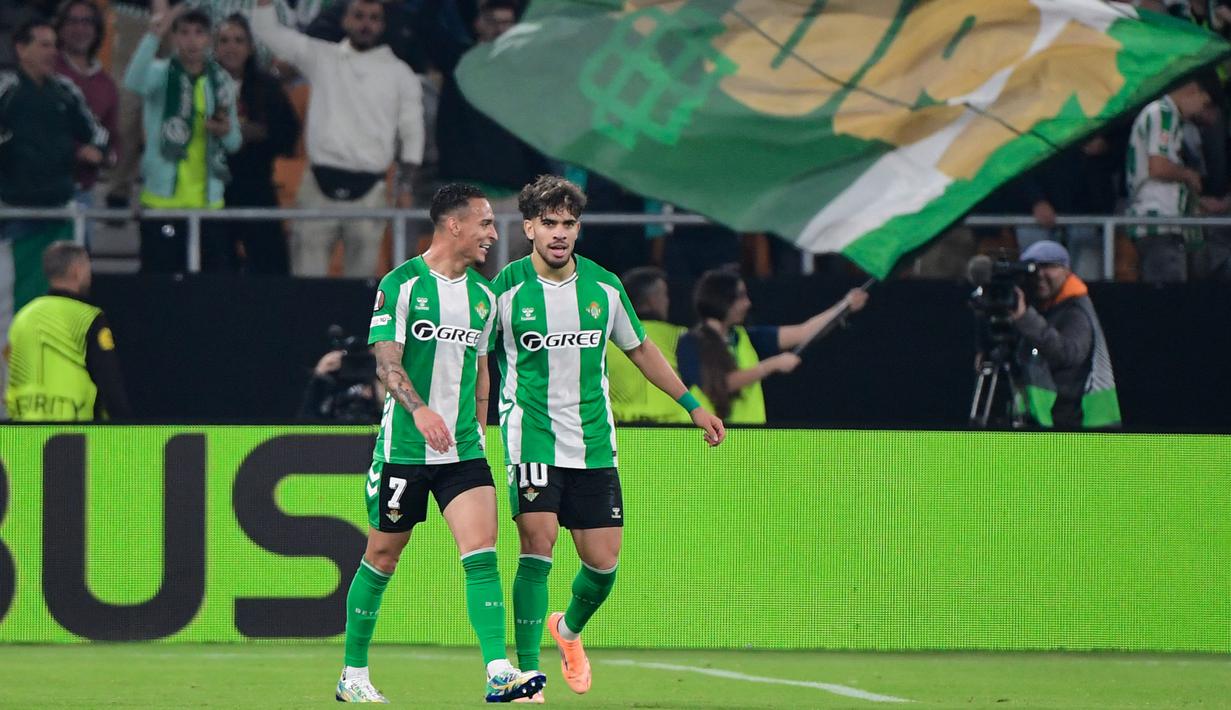 Performa impresif ini membuat Antony menjadi pemain paling produktif Betis musim ini. Ia menunjukkan peran vital di lini serang dan menjadi sosok pembeda dalam setiap laga. (AFP/Cristina Quicler)