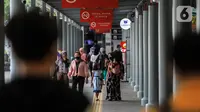 Calon penumpang berada di stasiun kereta Pasar Senen, Jakarta, Senin (20/12/2021). Warga mulai meninggalkan Ibu Kota untuk berlibur atau mengunjungi keluarga. PT Kereta Api Indonesia (KAI) telah menyiapkan protokol kesehatan di setiap stasiun. (Liputan6.com/Johan Tallo)