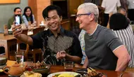 CEO Apple Tim Cook makan sate ayam bareng influencer&nbsp;Sofyan Pratama saat berkunjung ke Jakarta. (dok. X @tim_cook/https://twitter.com/tim_cook/status/1780216375870701572/photo/1)