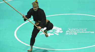 Pesilat Indonesia Sugianto tampil dalam babak final tunggal putra pencak silat seni Asian Games 2018 di Padepokan Pencak Silat TMII, Jakarta, Rabu (29/8). Sugianto berhasil meraih emas dengan nilai tertinggi 471 (ANTARA FOTO/INASGOC/Melvinas Priananda)