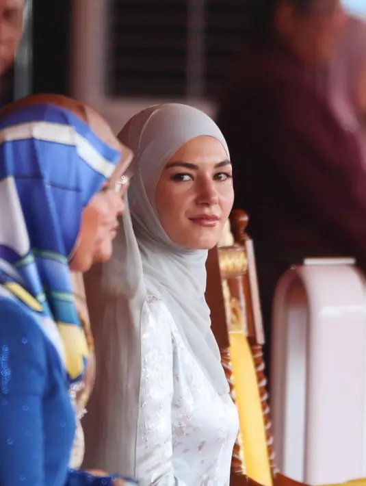 Tanpa makeup berlebih, Anisha Rosnah justru tampil memukau dengan makeup minimalis bernuansa cokelat [@anis.haikk]