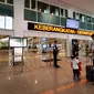 Penumpang saat akan memasuki terminal keberangkatan di Bandara Adi Soemarmo.(Liputan6.com/Fajar Abrori)