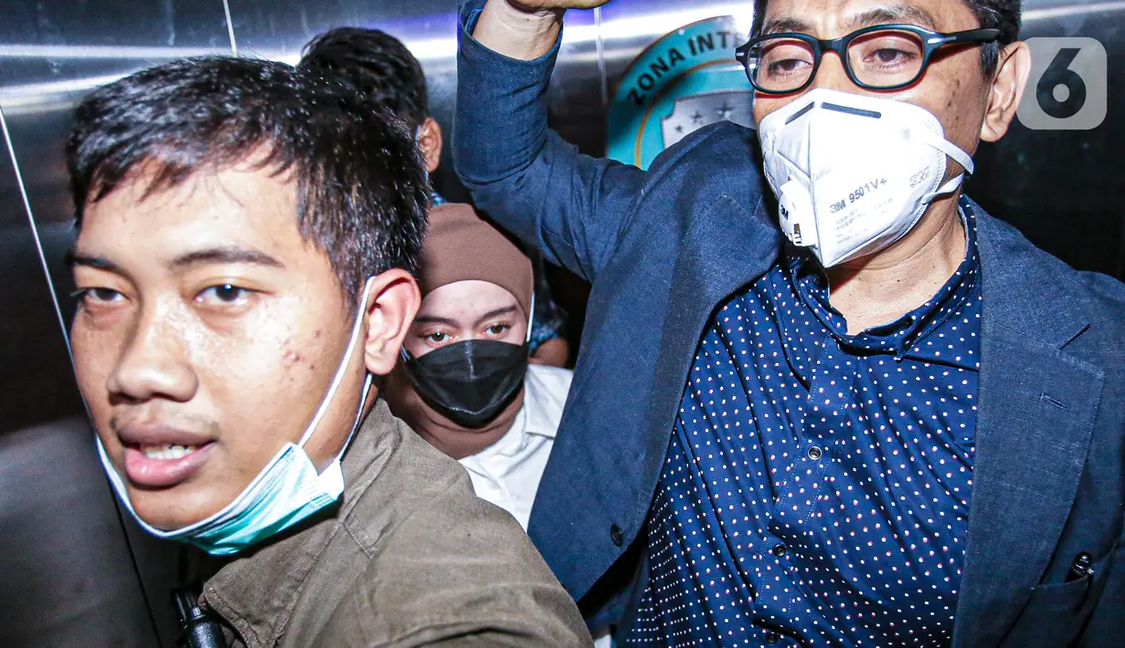 <p>Lesti Kejora dengan penjagaan ketat mendatangi Mapolres Jakarta Selatan, Kamis (13/10/2022). Kedatangan Lesti Kejora cukup mengejutkan karena hanya berselang sesaat pascapenetapan penahanan suaminya, Rizky Billar. (Liputan6.com/Faizal Fanani)</p>