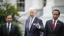 Presiden Joko Widodo (kanan) bersama Presiden AS Joe Biden (tengah) dan Sultan Brunei Haji Hassanal Bolkiah selama foto keluarga untuk KTT Khusus ASEAN-AS di Halaman Selatan Gedung Putih di Washington, DC pada 12 Mei 2022. (Drew Angerer/Getty Images/AFP)