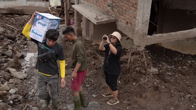 Penyaluran bantuan untuk korban banjir di Sumbar. (Liputan6.com)