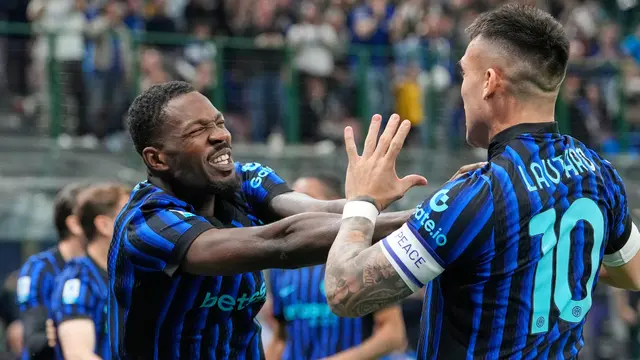 Pemain Inter Milan Lautaro Martinez (kanan) merayakan gol bersama rekan setimnya Marcus Thuram