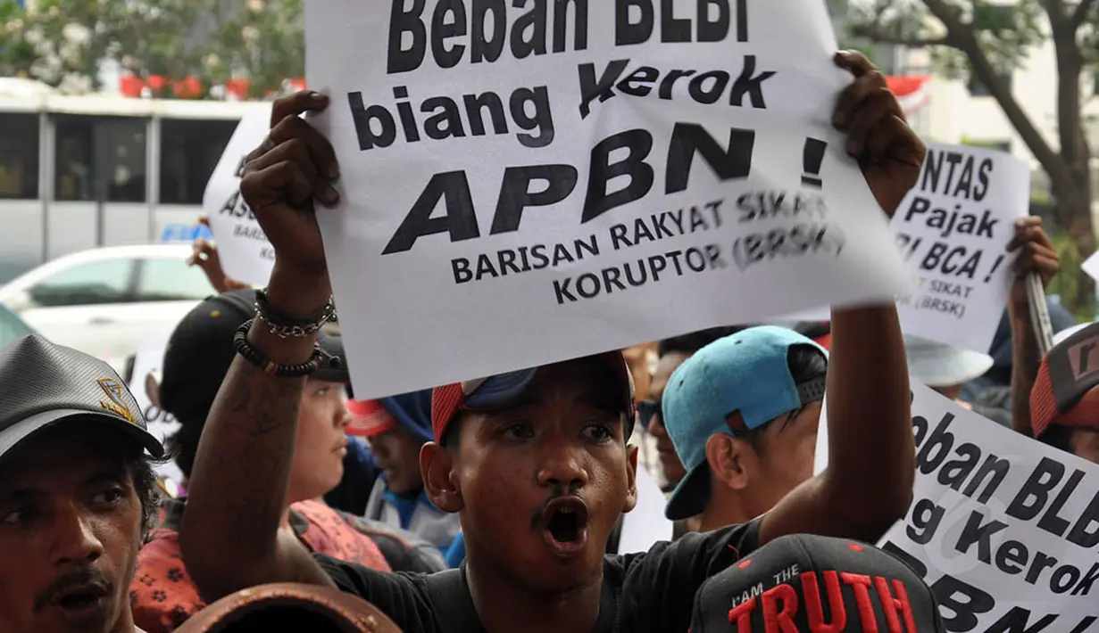 Massa menuntut KPK untuk mengusut tuntas skandal korupsi BLBI dan pencabutan Inpres No. 8 tahun 2002, Jakarta, Selasa (26/8/14). (Liputan6.com/Miftahul Hayat) 