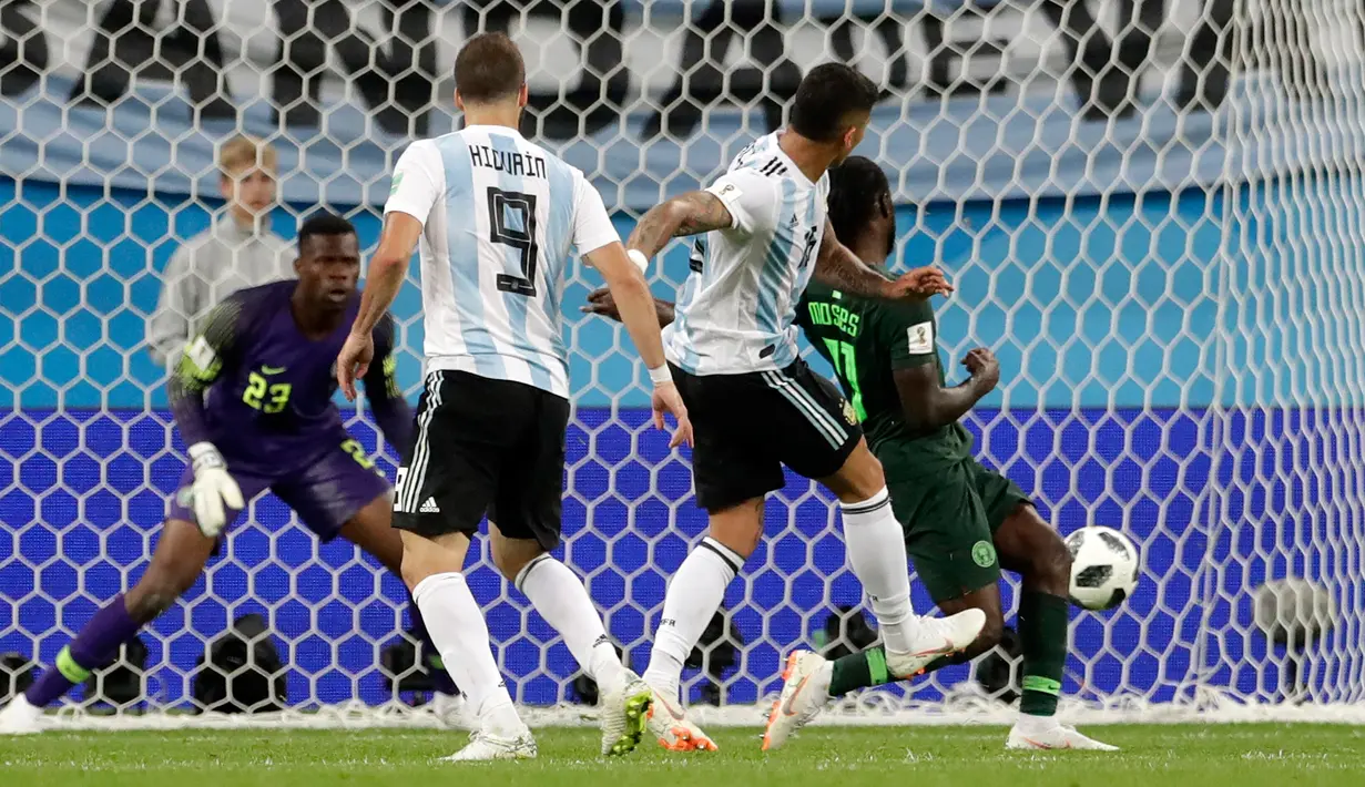 Pemain timnas Argentina, Marcos Rojo (kedua kanan) mencetak gol ke gawang Nigeria pada matchday terakhir Grup D Piala Dunia 2018 di Stadion St. Petersburg, Selasa (26/6). Argentina meraih tiket ke 16 besar setelah menang 2-1. (AP/Petr David Josek)