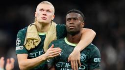 Pemain Manchester City, Erling Haaland dan Marc Guehi tampak lesu setelah ditaklukkan Real Madrid pada laga leg pertama babak 16 besar Liga Champions di Stadion Santiago Bernabeu (12/3/2026). (AP Photo/Jose Breton)