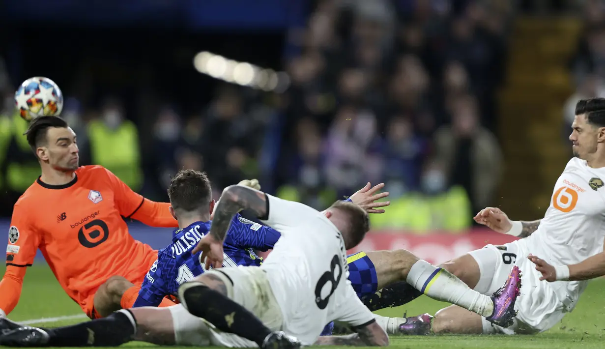 Publik Stamford Bridge akhirnya bergemuruh untuk kedua kalinya pada menit ke-63. Memanfaatkan umpan terobos dari N'Golo Kante, Christian Pulisic yang berlari di sisi kiri berhasil menambah kedudukan menjadi 2-0. (AP/Ian Walton)