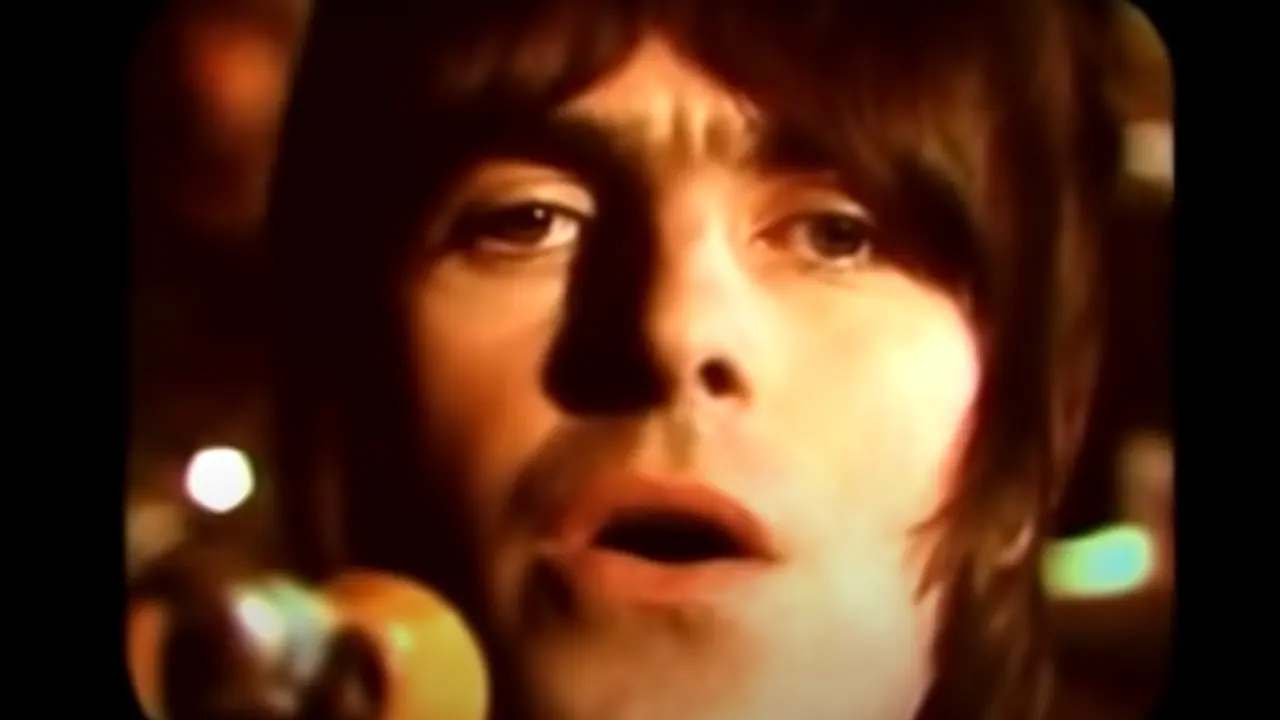 Penampilan Liam Gallagher dalam video musik Stop Crying Your Heart Out bersama Oasis pada 2002 silam. (Foto: YouTube/Oasis)