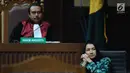 Bupati nonaktif Kutai Kartanegara, Rita Widyasari (kanan) menjalani sidang lanjutan dugaan suap pemberian izin lokasi perkebunan kelapa sawit di Pengadilan Tipikor, Jakarta, Rabu (14/3). Sidang mendengar keterangan saksi. (Liputan6.com/Helmi Fithriansyah)