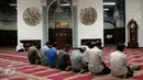 Sejumlah umat muslim melaksanakan salat berjamaah di Masjid Cut Meutia, Jakarta, Rabu (15/6/2016). Masjid Cut Meutia memiliki mihrab (tempat imam) yang diletakkan di samping kiri dari saf salat. (Liputan6.com/Helmi Fithriansyah)
