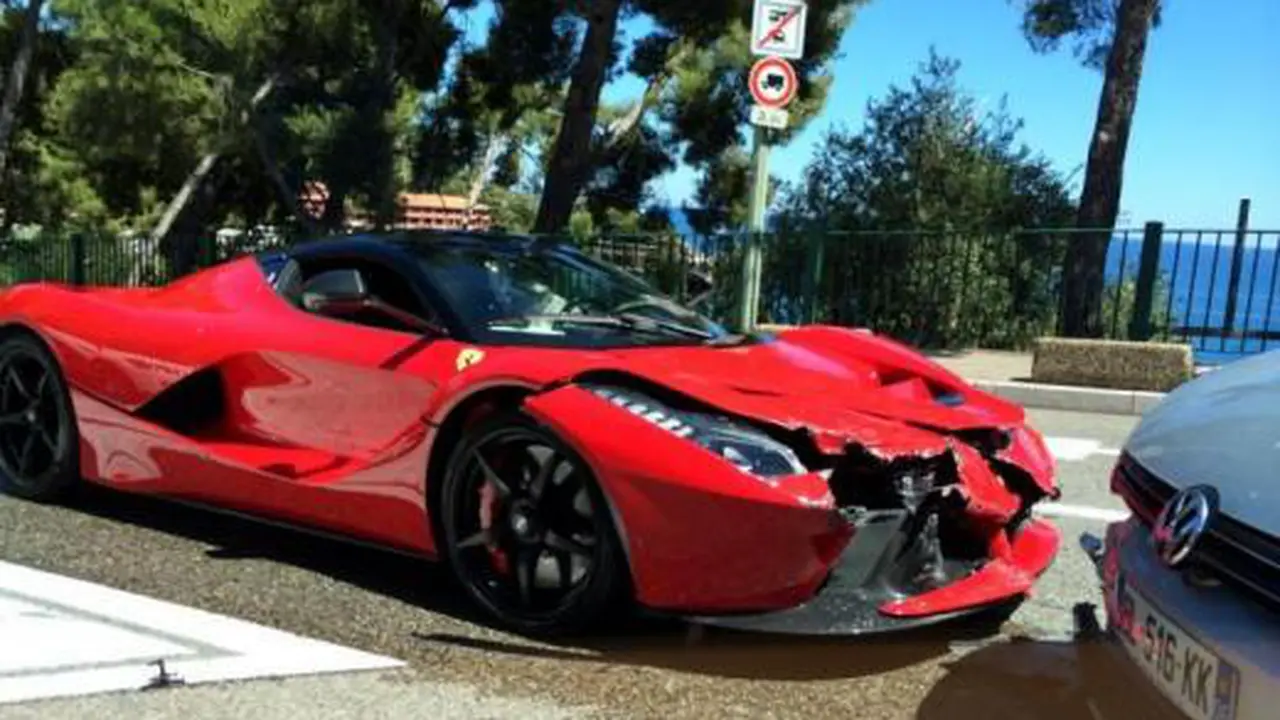 Seruduk VW Golf, LaFerrari Alami Kecelakaan Perdana