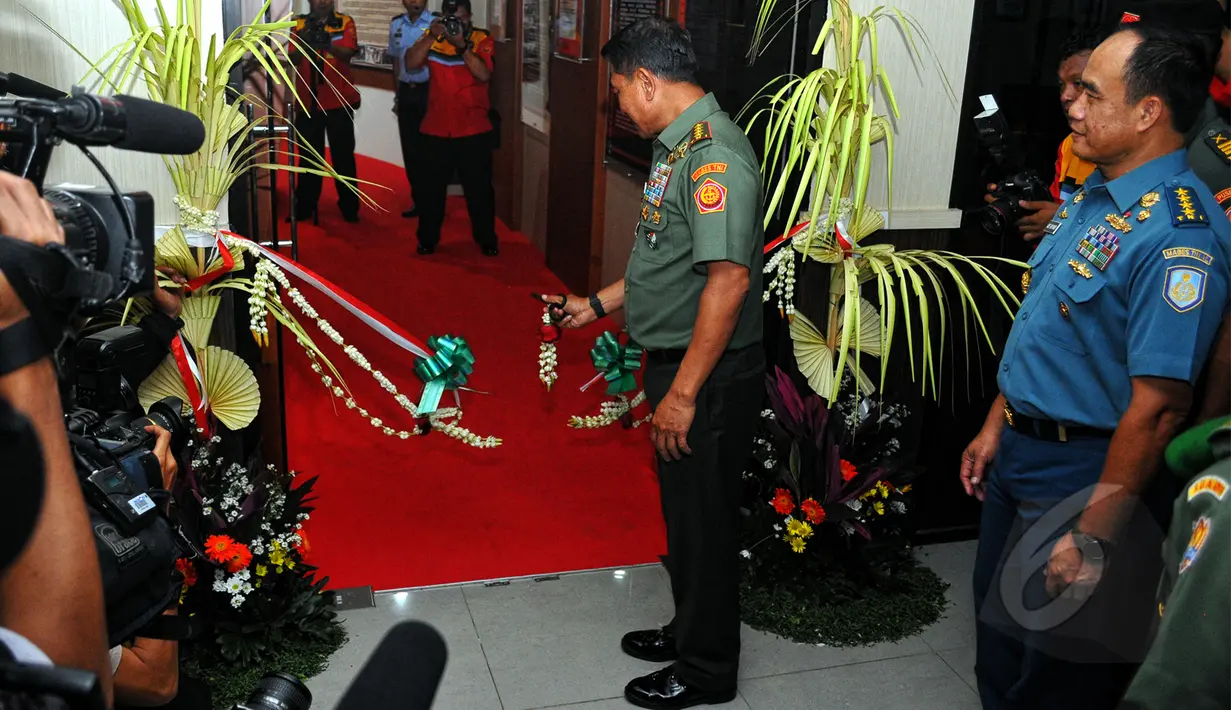 Panglima TNI meresmikan pembukaan Museum Media Penerangan TNI di Mabes TNI Cilangkap, Jakarta, Selasa (5/5/2015). Pembangunan museum tersebut dibuka untuk umum. (Liputan6.com/Yoppy Renato)