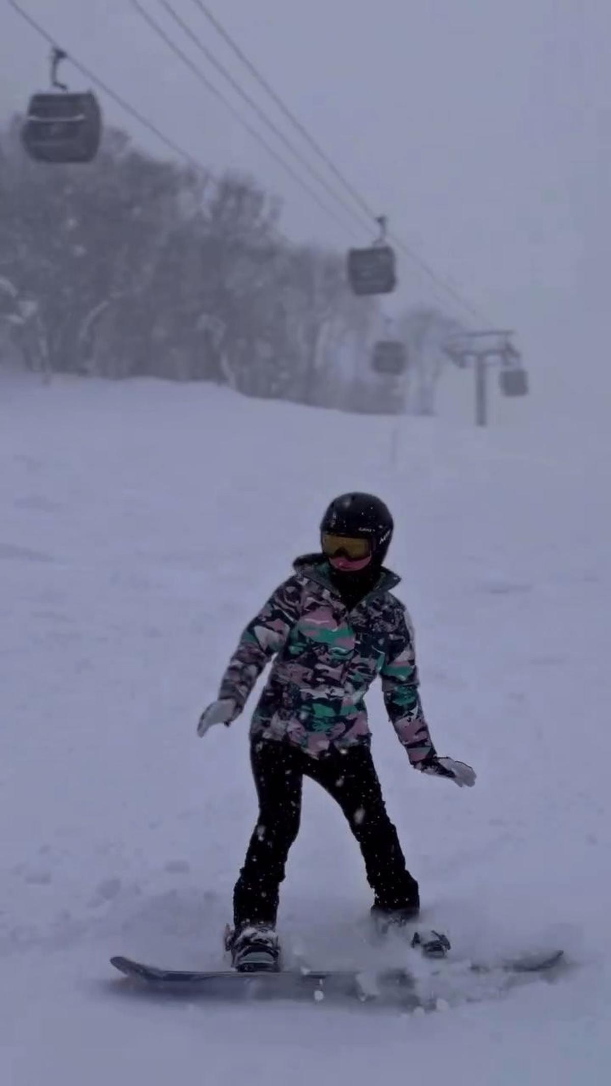 8 Potret Natasha Wilona Lakukan Snowboard di Tengah Salju, Aksinya Keren